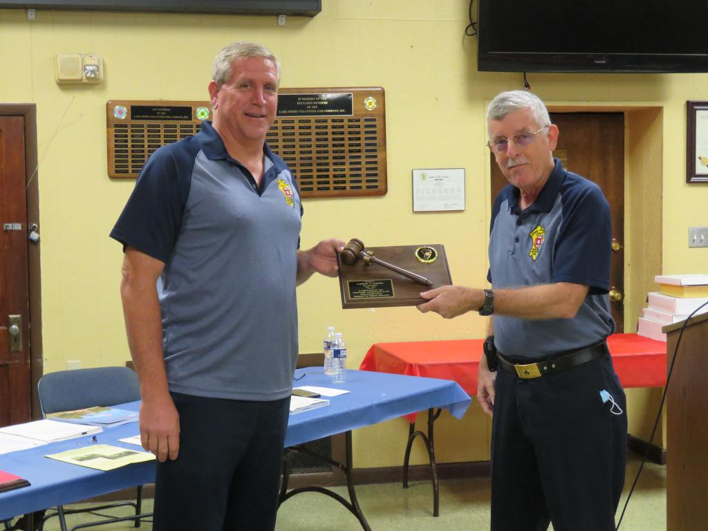 President Robert Rose presenting the President Plague to Past President Andy Condor